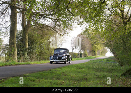 1965 VW Käfer Cabrio Oldtimer auf einer englischen Landstraße. Leicestershire, England Stockfoto