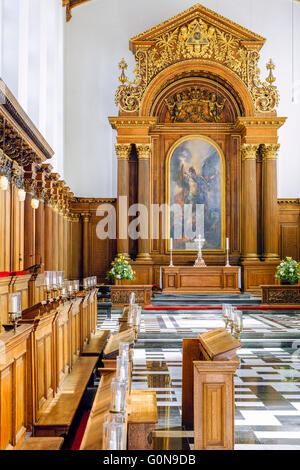 Malerei von Angel Michael Sieg über den Teufel hinter dem Altar in der Kapelle am Trinity College der Universität Cambridge, Stockfoto