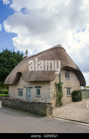 Reetdachhaus in Tarlton, Cotswolds, Gloucestershire, England Stockfoto