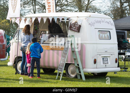 1966 Split Screen VW Vintage Eiswagen bei Stanford Hall VW zeigen. Leicestershire, England Stockfoto