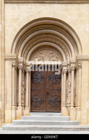 Portal in Neuchatel Stiftskirche. Die Schweiz. Stockfoto