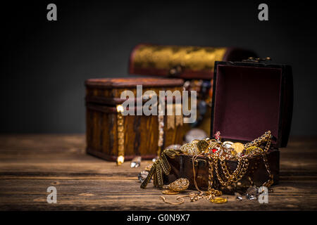 Hölzerne Schmuck Box Stillleben auf Vintage Holz-Hintergrund Stockfoto