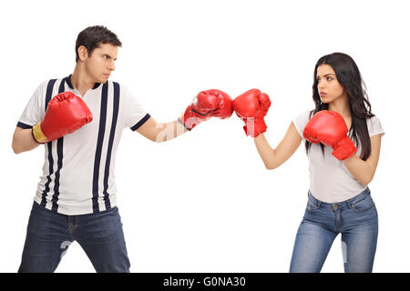 Mann und Frau mit Boxhandschuhen stehen gegenüber von einander isoliert auf weißem Hintergrund Stockfoto