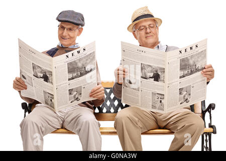 Zwei ältere Herren auf der Bank sitzen und lesen Zeitungen isoliert auf weißem Hintergrund Stockfoto