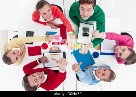 Business-Erfolg-Konzept. Daumen-Geschäftsleute arbeiten mit Berichten und zeigen Stockfoto
