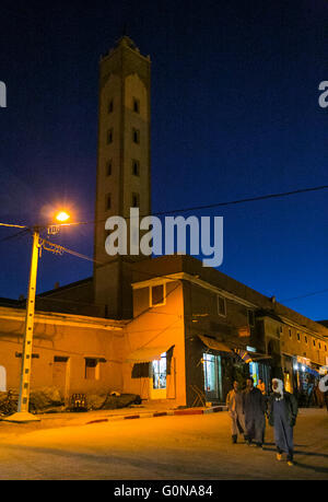 Moschee in der Nacht in Tafrout und Männer auf der Straße nach dem beten Stockfoto