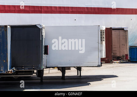 Container in eine Reihe geparkt warten an Bord im Hafen von Barcelona, Katalonien, Spanien Stockfoto