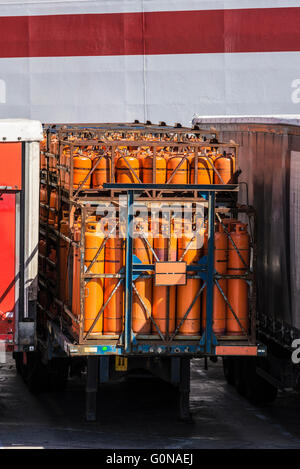 Butan Zylinder bereit für den Transport in den Hafen von Barcelona, Katalonien, Spanien Stockfoto