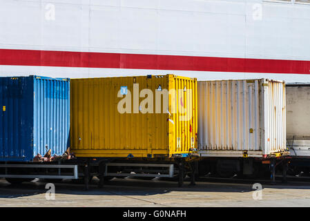 Container in eine Reihe geparkt warten an Bord im Hafen von Barcelona, Katalonien, Spanien Stockfoto