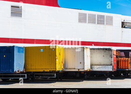 Container in eine Reihe geparkt warten an Bord im Hafen von Barcelona, Katalonien, Spanien Stockfoto