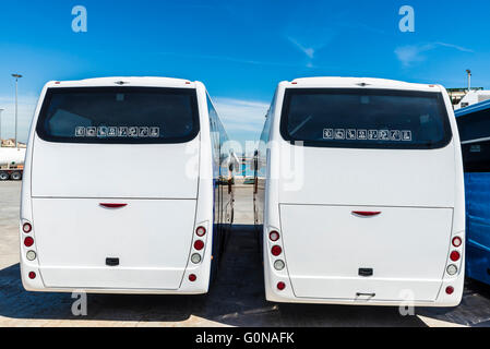 Zwei weiße Busse am Hafen von Barcelona, Katalonien, Spanien Stockfoto