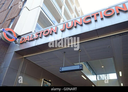 Gentrifizierung in Dalston, East London - Dalston Junction Overground station Stockfoto