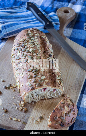 Cranberry, Kürbis-Samen und Orange Laib auf hölzernen Steckbrett. Stockfoto