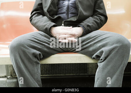 Mann in Beschlag nehmen mehr als einen Sitz (man-Verteilung) auf New Yorker U-Bahn (tube), NYC, USA Stockfoto