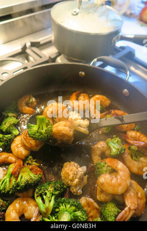 Kochfeld mit Shrimps und Broccoli Stir Fry, Wohn Küche, USA Stockfoto