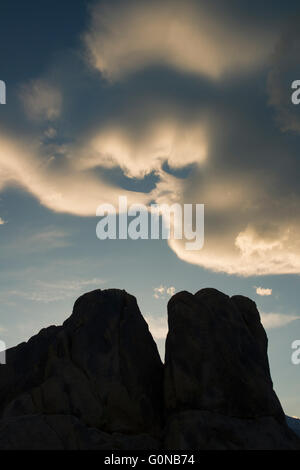 Sonnenuntergang auf Wolken, Alabama Hills, östliche Sierra Nevada, Kalifornien Stockfoto