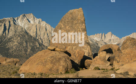 Mt. Whitney (rechts im Hintergrund) und die Sierra Nevada Kamm aus Alabama Hills, Owens Valley, Kalifornien Stockfoto