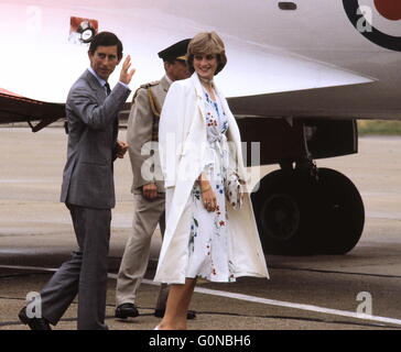 AJAXNETPHOTO. 1. AUGUST 1981. EASTLEIGH, ENGLAND. -HOCHZEITSREISE PRINZ UND PRINZESSIN - PRINZ UND PRINZESSIN VON WALES, CHARLES UND DIANA, EIN FLUGZEUG VON DER KÖNIGIN FLUG AS AN BORD, DIE SIE FÜR IHRE FLITTERWOCHEN FAHREN.  FOTO: JONATHAN EASTLAND/AJAX REF: 810108 001 57 2 Stockfoto