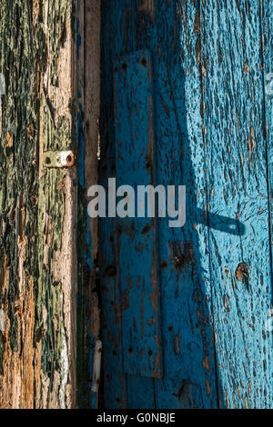Alte Türen mit Grün und blau peeling Lackierung Textur zu schaffen. Stockfoto