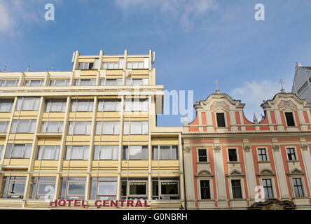 Hotel Central und andere Gebäude in Námesti Republiky, Hauptplatz, Plzen, Tschechische Republik Stockfoto