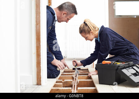 Klempner und Lehrling Einbau Zentralheizung Stockfoto