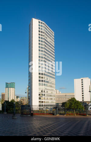 hoch und schmal Bürohaus, bekannt als der Alpha-Turm im Zentrum von Birmingham, UK Stockfoto