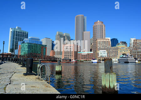 Skyline von Boston gesehen vom Hafen entfernt. Stockfoto