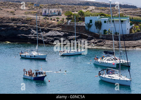 Sportboote bringt Touristen Ausflüge ankern in der Bucht von abgeschiedenen Hafen Dorf von El Puertito in Adeje, Teneriffa, Stockfoto