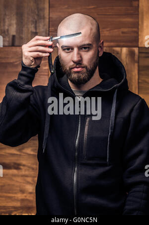 Porträt von brutalen Glatzkopf mit Jahrgang Rasiermesser Stockfoto