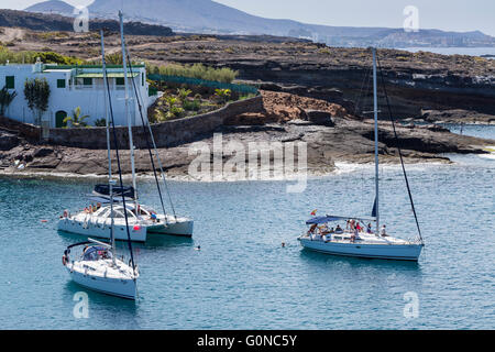 Sportboote bringt Touristen Ausflüge ankern in der Bucht von abgeschiedenen Hafen Dorf von El Puertito in Adeje, Teneriffa, Stockfoto