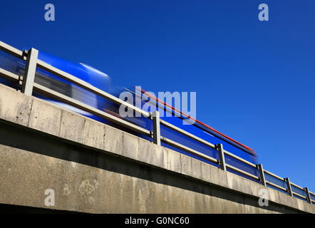 Schwerlastfahrzeug vorbei oben auf einer Überführung vor blauem Himmel. Stockfoto