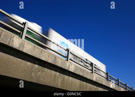 Schwerlastfahrzeug vorbei oben auf einer Überführung vor blauem Himmel. Stockfoto