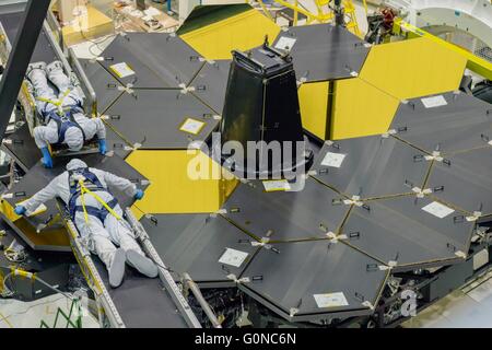 Ingenieure entfernen Sie Schutzabdeckungen aus den goldenen Spiegel auf das James Webb Space Telescope am Goddard Space Flight Center 25. April 2016 in Greenbelt, Maryland. Stockfoto