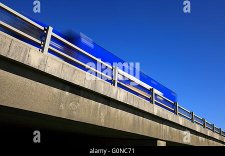 Schwerlastfahrzeug vorbei oben auf einer Überführung vor blauem Himmel. Stockfoto