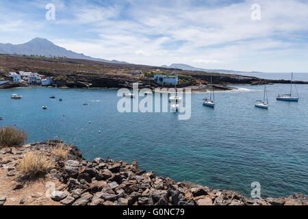 Sportboote bringt Touristen Ausflüge ankern in der Bucht von abgeschiedenen Hafen Dorf von El Puertito in Adeje, Teneriffa, Stockfoto