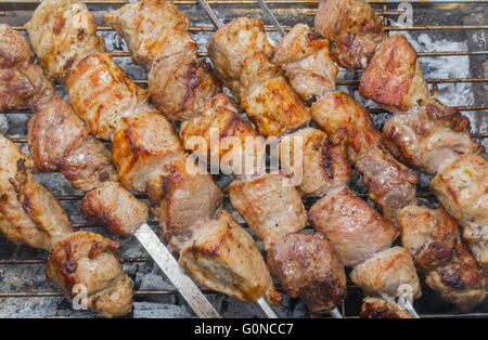 Schaschlik - georgische Mahlzeit mit Fleisch gekocht im Freien auf schwelende Kohlen Stockfoto