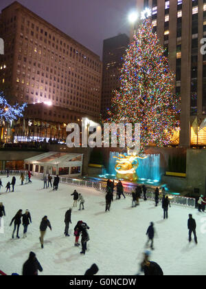 New York City, das Rockefeller Center Eis-Eisbahn mit Weihnachtsbaum Stockfoto