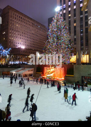 New York City, das Rockefeller Center Eis-Eisbahn mit Weihnachtsbaum Stockfoto