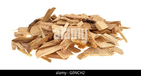 Ein kleiner Haufen von Hickory Holz Räucherspäne für Aroma Grill und Grilladen isoliert auf einem weißen Hintergrund. Stockfoto