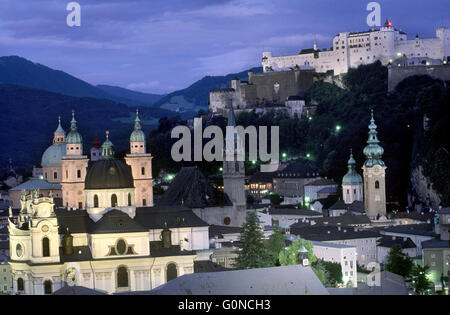 Kuppeln der Kirche erheben sich über Salzburg, Österreich. Die Stadt ist berühmt für seine gut erhaltene barocke Architektur Stockfoto