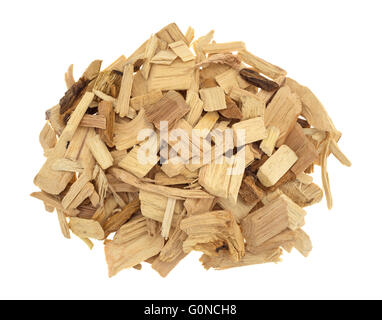 Draufsicht auf einen kleinen Stapel von Hickory Holz Räucherspäne für Aroma Grill und Grilladen isoliert auf einem weißen Hintergrund. Stockfoto