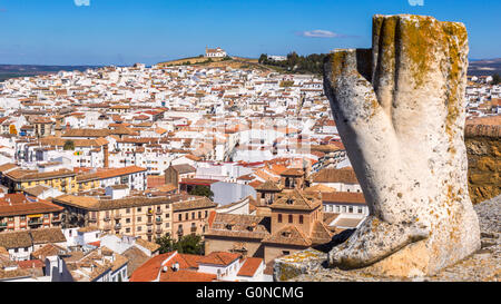 Antequera, Provinz Malaga, Andalusien, Südspanien.  Reste der Statue auf Arco de Los Gigantes (Bogen der Riesen) Stockfoto