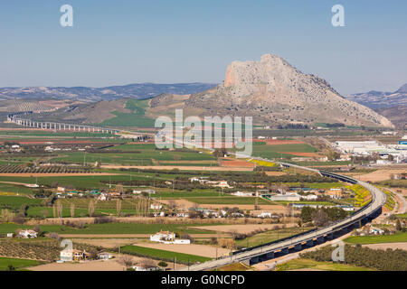 in der Nähe von Antequera, Provinz Malaga, Andalusien, Südspanien.   Etwas außerhalb der Stadt mit La Peña de Los Enamorados Felder Stockfoto