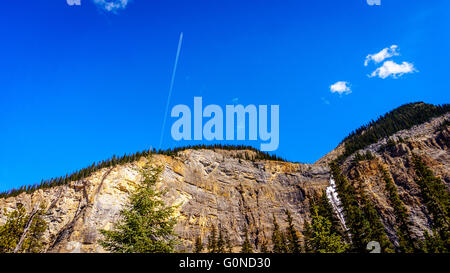 Verkehrsflugzeug überfliegen gespeisten Herbst im Yoho-Nationalpark Stockfoto