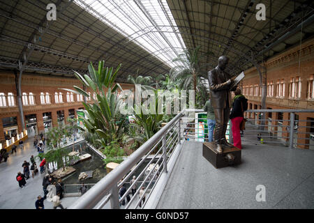 Atocha wichtigsten Zug, Bahnhof in Madrid-Spanien, Interieur, Innenansicht von der oberen Terrasse Stockfoto