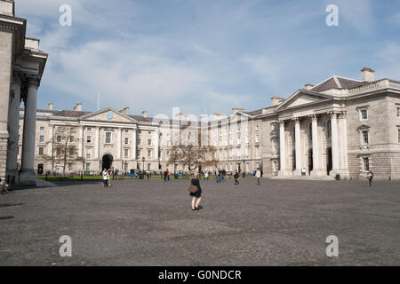 Trinity College, Dublin, Irland (Eire), Europa, Parliament Square, Regent House, Trinity Entwicklung und Alumni Stockfoto