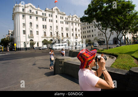Tourist am Platz Plaza San Martin, Lima, Peru Stockfoto
