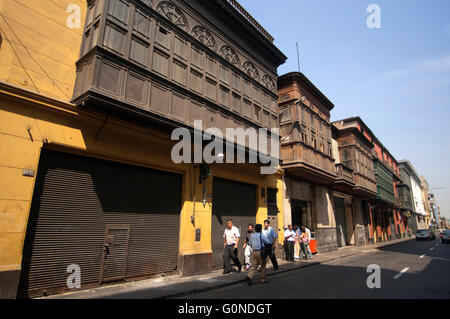 Haus mit traditionellem Balkon im Stadt Zentrum, Lima, Peru, Südamerika Stockfoto