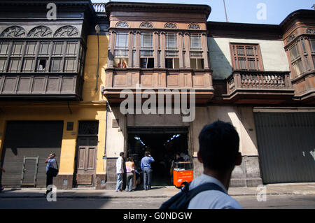 Haus mit traditionellem Balkon im Stadt Zentrum, Lima, Peru, Südamerika Stockfoto