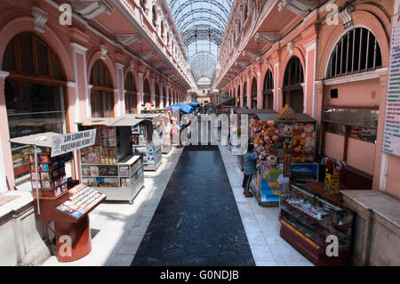 Überdachte Einkaufspassage in Lima, Peru. Innenansicht des 19. Jahrhunderts Postamt Verdienste in Lima, Peru Stockfoto